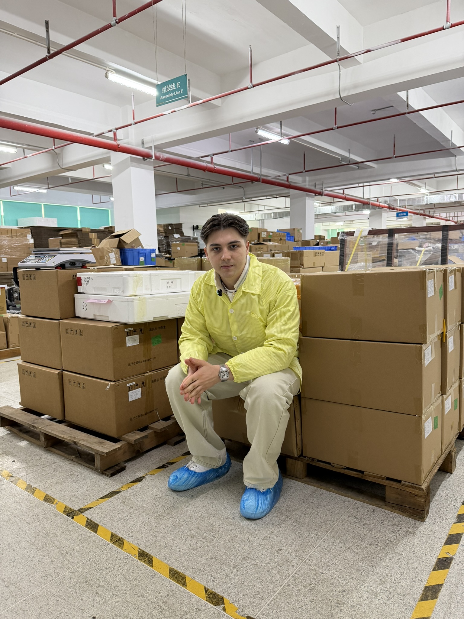 Tony Tomuta en fábrica en China