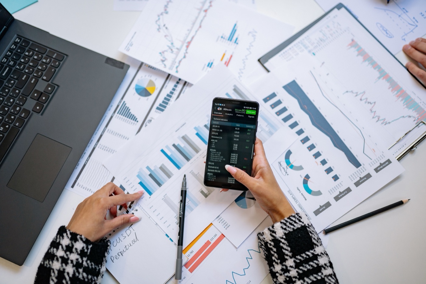 Analizando gráficos y tendencias de mercado