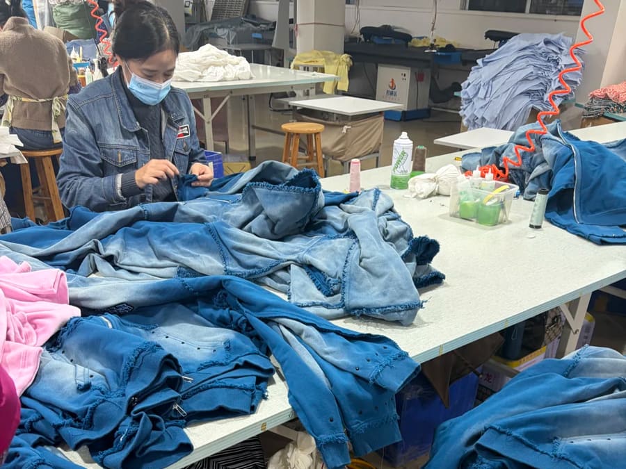 Intermediación en un proyecto de marca de ropa en China